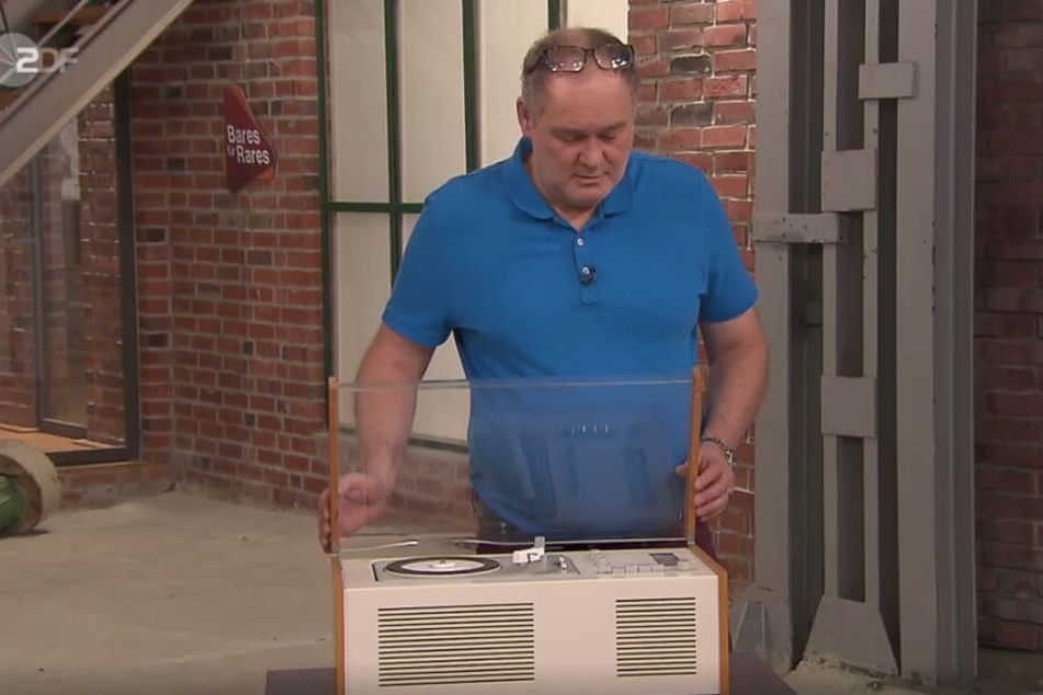 Händler Walter „Waldi“ Lehnertz prüft das Musikgerät.
