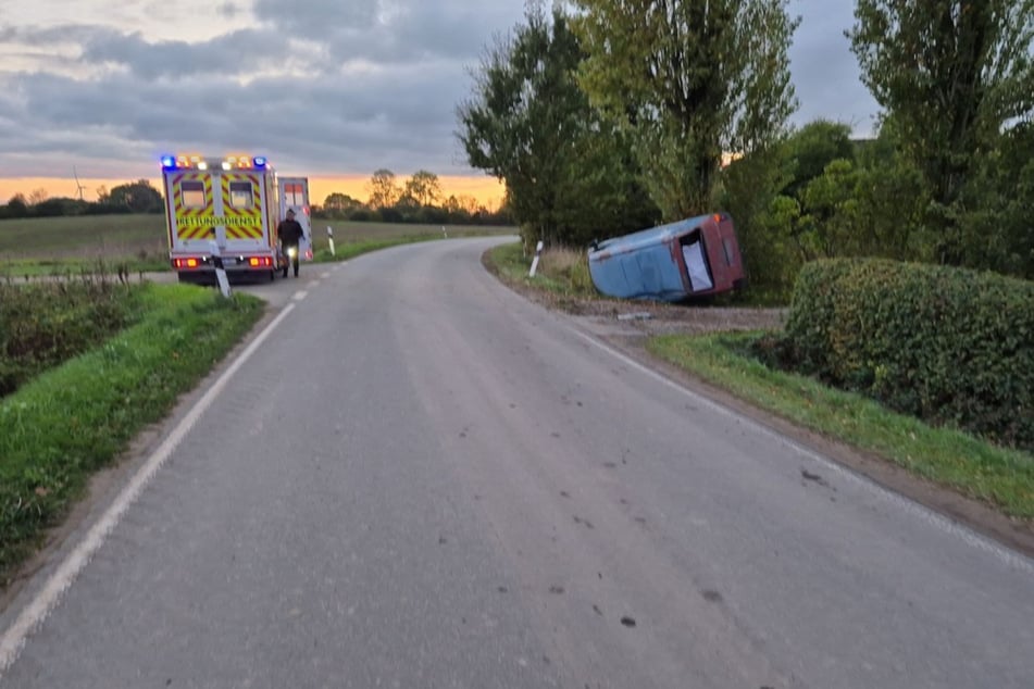 Der VW-Fahrer (26) wollte dem Transporter ausweichen und überschlug sich.