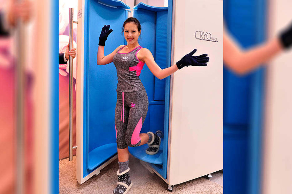 Bloß raus hier! Erfrischt und dynamisch verlässt Isabel Sophie Möller die eiskalte Kammer auf der Messe "c-fit"-