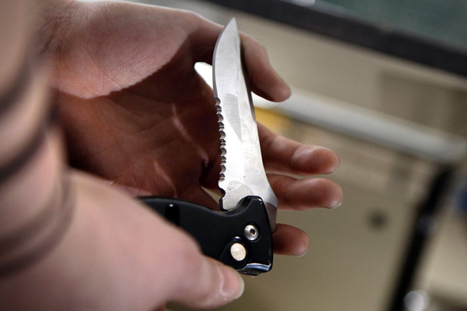 Mehrere Kunden in dem Kaufhaus sahen, wie der 17-Jährige mit einem Messer auf den Mitarbeiter des Sicherheitsdienstes losstürmte. (Symbolbild)