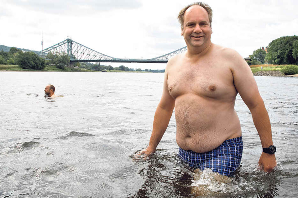 Statt Anzug mal in Badehose: OB Dirk Hilbert (45) schwamm zum ersten Mal beim
Elbe-Schwimmen mit.