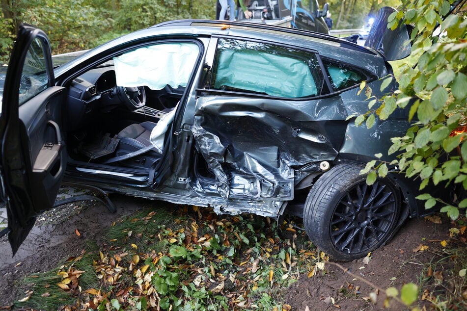Cupra gerät in Gegenverkehr: Frau muss aus Unfallwrack befreit werden