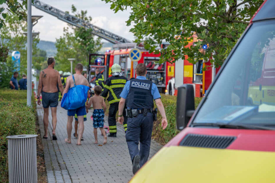 Teilweise nur in ihren Badesachen müssten die Menschen das Schwimmbad verlassen.