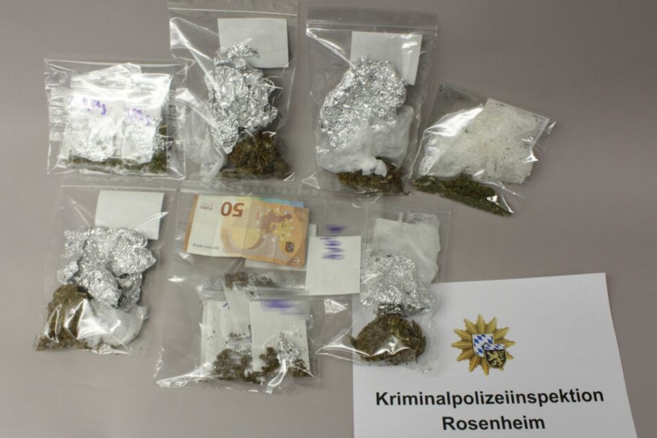 Diese Päckchen mit Drogen wurden im Zimmer der Frau gefunden.