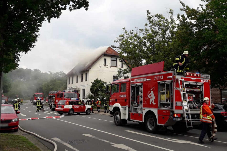 Die Feuerwehr rückte mit einem Großaufgebot zum Einsatzort an.
