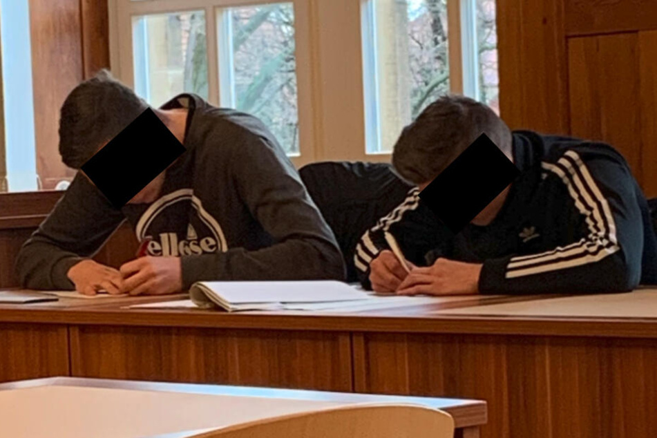 Paul K. (21) und Justin K. (21) pinselten im Gericht fix Entschuldigungen, um einer Strafe zu entgehen.
