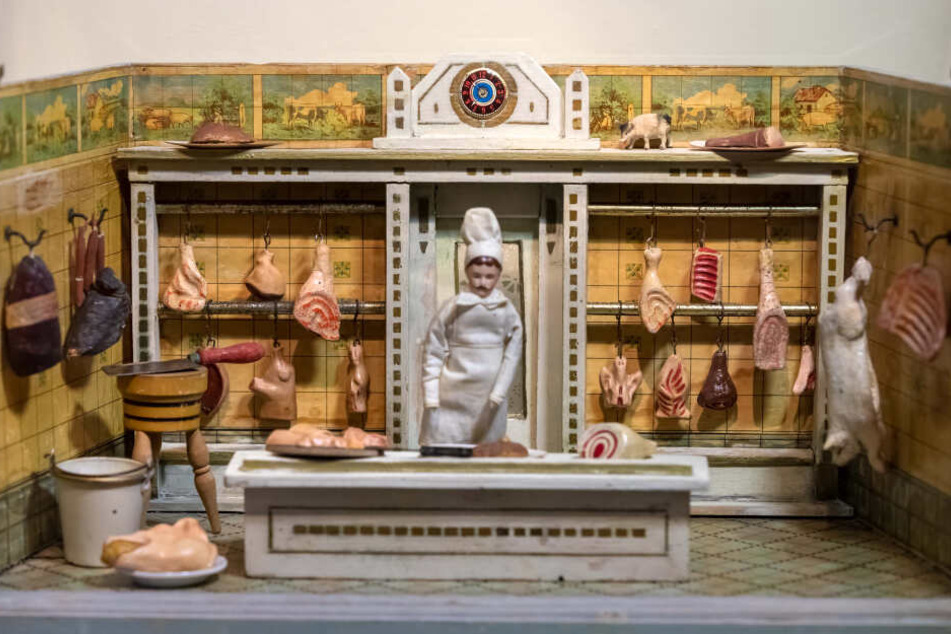 Heute undenkbar, früher schick: Hackebeil und Schweinehälften im Kaufmannsladen für Kinder.