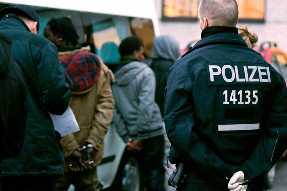 Immer wieder fasst die Polizei bei Razzien Drogendealer, die meisten von ihnen kommen aus Afrika.