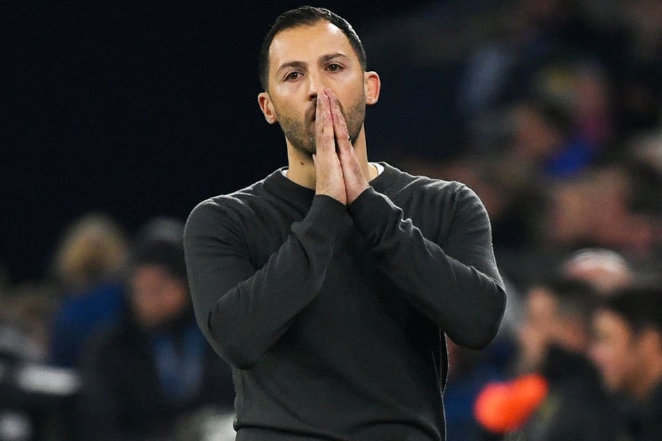 S04-Trainer Domenico Tedesco lag mit seinem Wechsel im Derby gegen den BVB daneben.