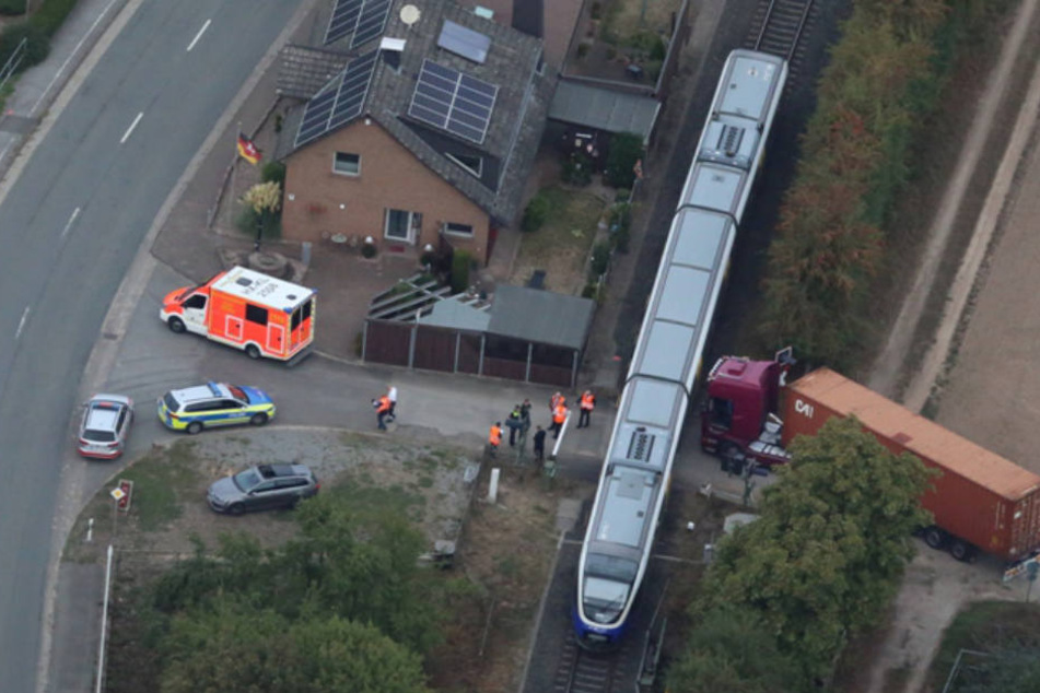 Der Zug erwischte den Lkw mit rund 100 km/h.