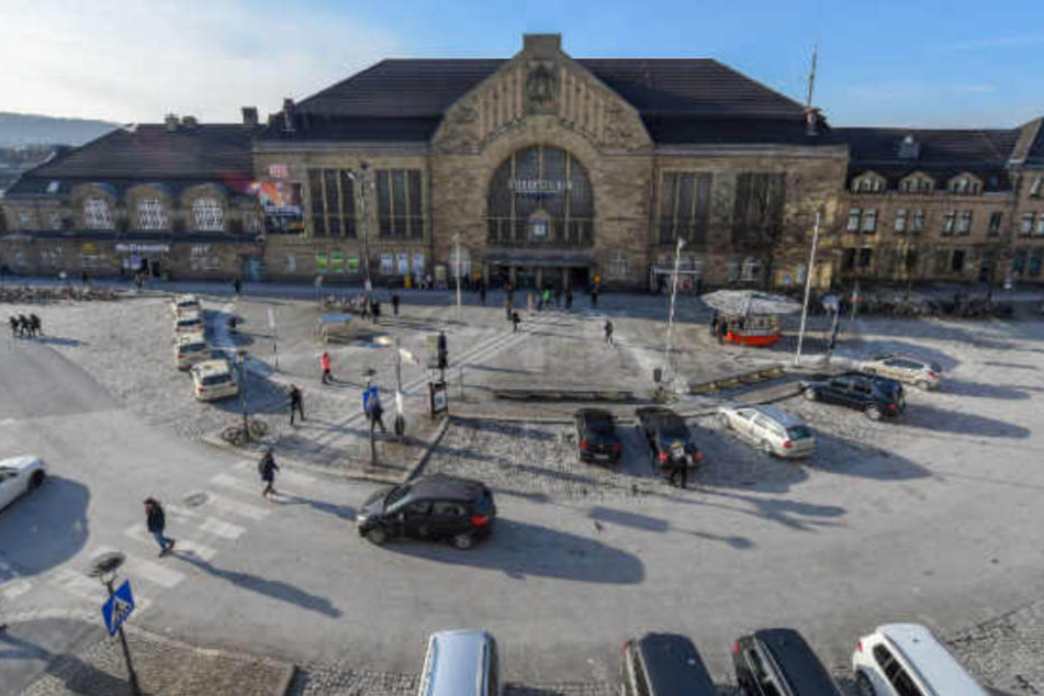 Wer genau hinschaut, erkennt das kleine Rondell auf dem Bahnhofsvorplatz.