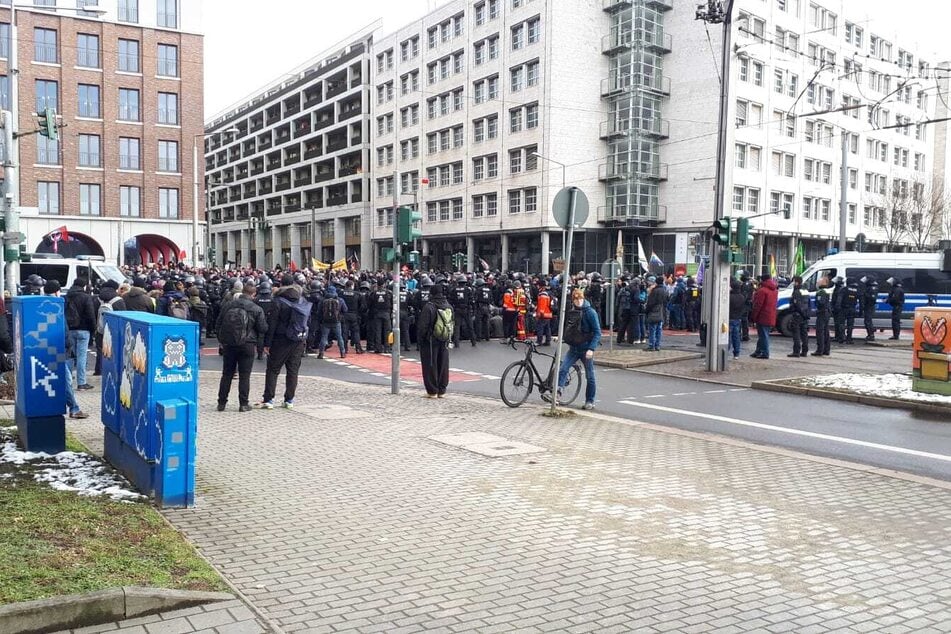 Zahlreiche Gegendemonstranten blockieren die Kreuzung an der Freiberger Straße.