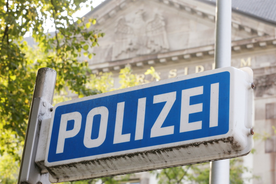 Fast 30 Polizisten in Nordrhein-Westfalen stehen unter Verdacht, jahrelang rechtsextremen Chat-Gruppen angehört zu haben. Das Polizeipräsidium Essen steht im Zentrum der Ermittlungen.