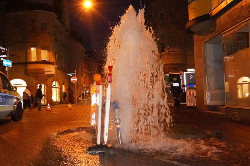 Das Wasser sprudelte aus einem Hydranten.