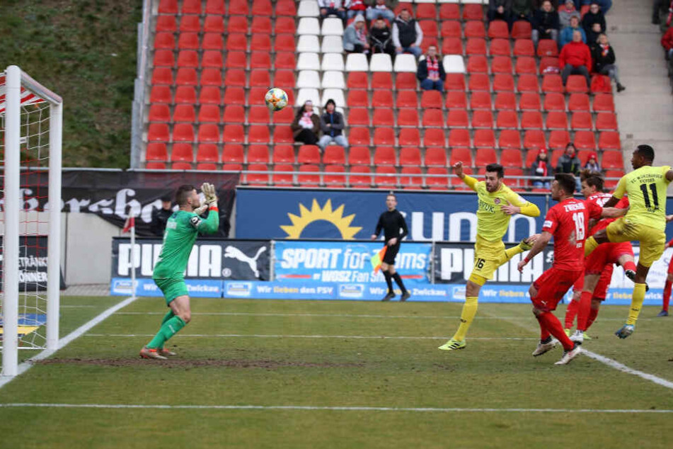 Der Siegtreffer für Würzburg: Luca Pfeiffer (2.v.l.) befördert den Ball über FSV-Keeper Johannes Brinkies hinweg ins Netz.