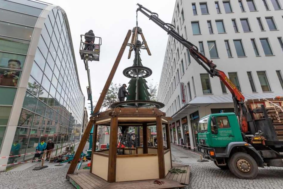 Am Düsseldorfer Platz hat der Aufbau des diesjährigen Weihnachtsmarktes bereits begonnen.