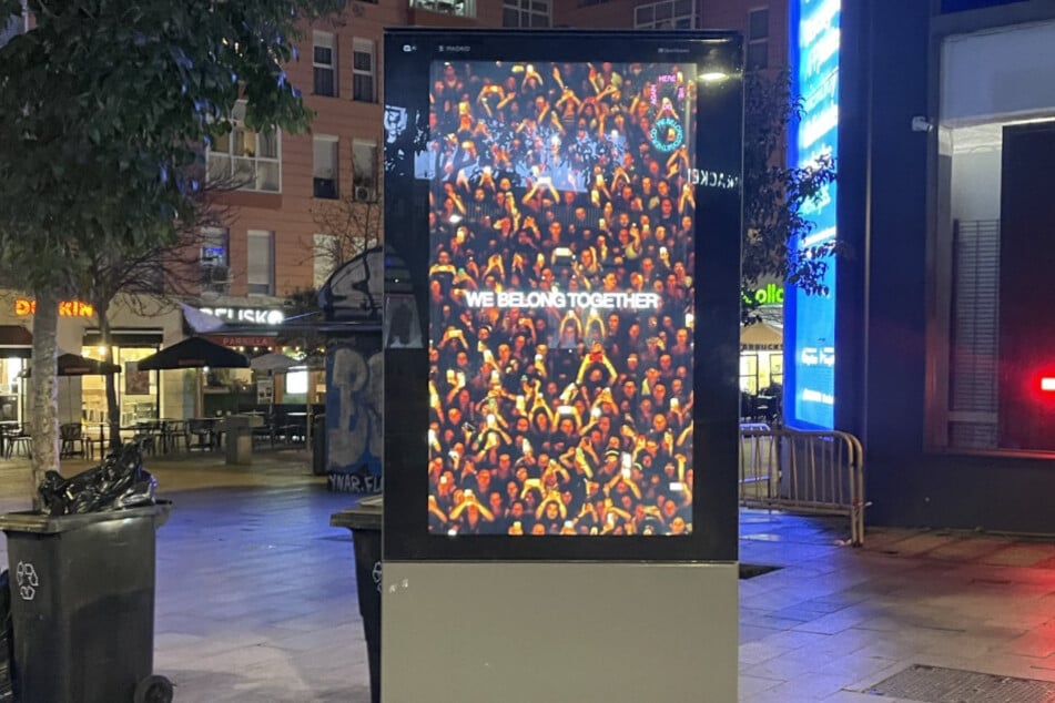 Plakate mit der Aufschrift "We Belong Together" sorgen auf der ganzen Welt für Aufsehen.