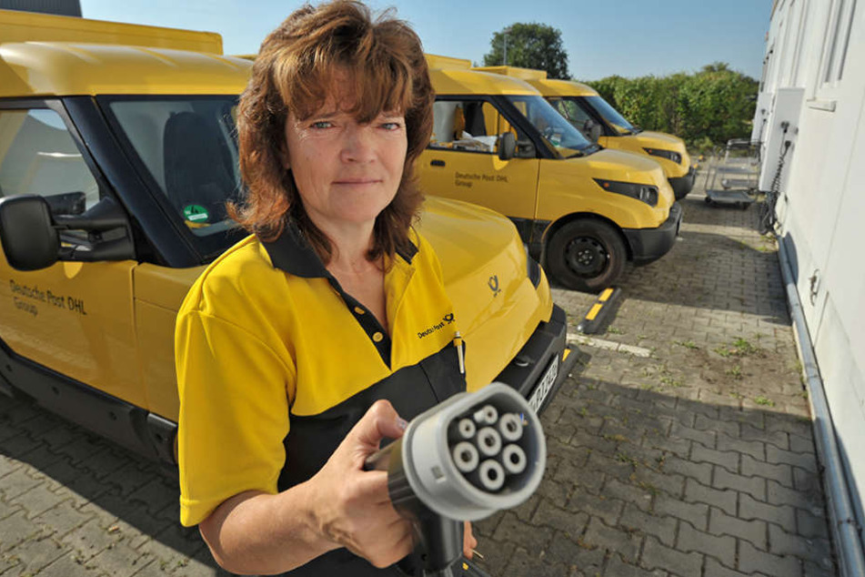 Nach der Arbeit an die Dose: Postfrau
Heike Hübsch (50) zeigt das Ladekabel des E-Transporters. Vollgeladen kommt er
auf 120 Kilometer Reichweite.