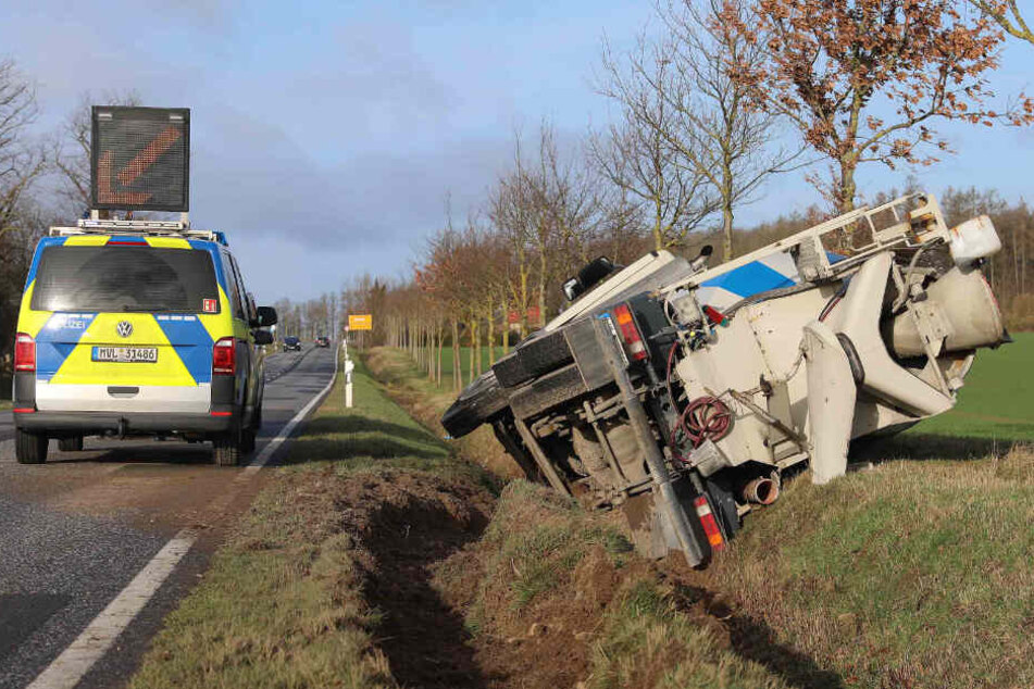 Der Betonmischer krachte in den Straßengraben, die Polizei sicherte die Unfallstelle ab.