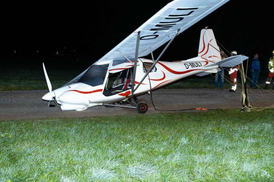 Ein im Flugzeug integrierter Rettungsschirm wurde vom Piloten ausgelöst und bremste den Sturz ab.