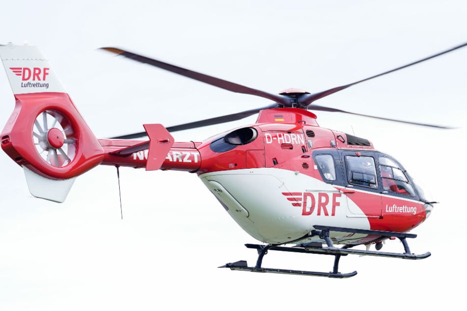 Auch ein Rettungshubschrauber ist im Einsatz. (Symbolbild)