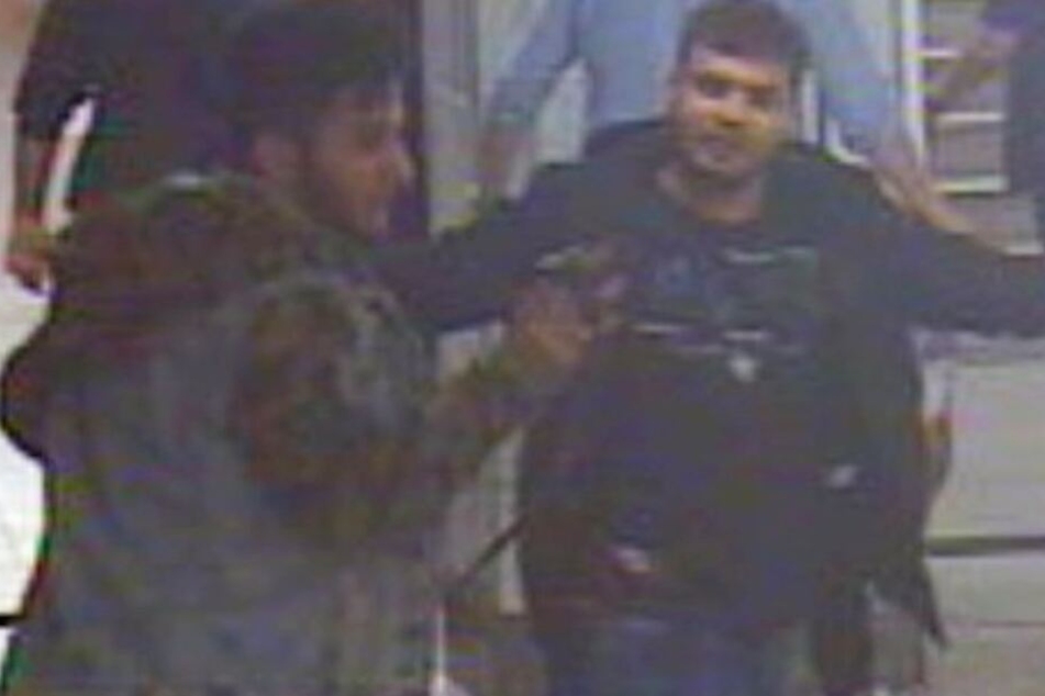 Brutale Attacke mit Gürtel und Scherbe: Polizei sucht nach U-Bahn-Schlägern!