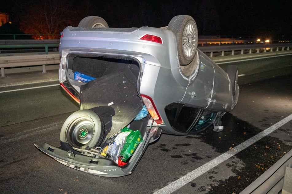 Bei dem Unfall öffnete sich der Kofferraum des Autos.