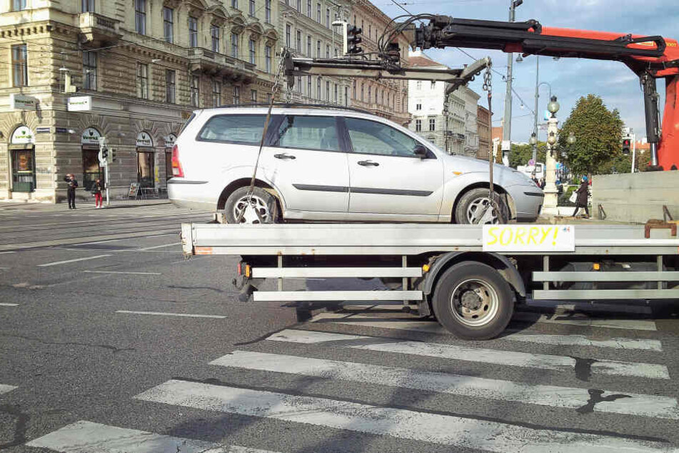 Nachts schlichen sich Unbekannte zum abgeschleppten Unfallwagen: War es der Fahrer? (Symbolbild)