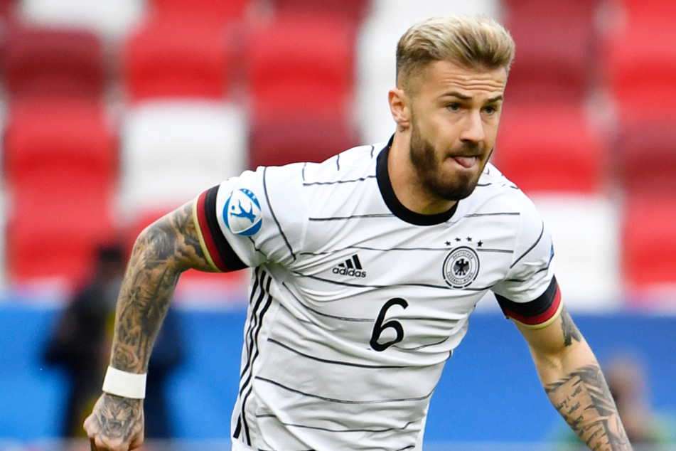 Niklas Dorsch (23) vom FC Augsburg traut der Auswahl von U21-Nationaltrainer Stefan Kuntz (58) ein erfolgreiches Olympia-Turnier zu.