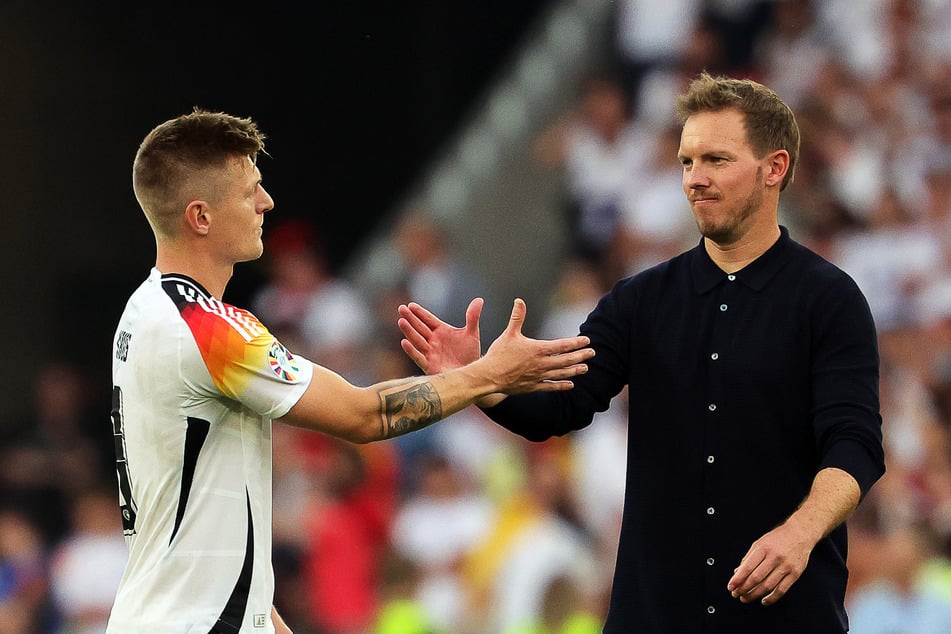 Toni Kroos (l.) sieht aktuell keine leichte Aufgabe für Bundestrainer Julian Nagelsmann (38).