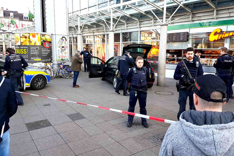 Ein Mann fuhr am Samstagnachmittag in eine Menschenmenge in Heidelberg und verletzte drei Menschen.