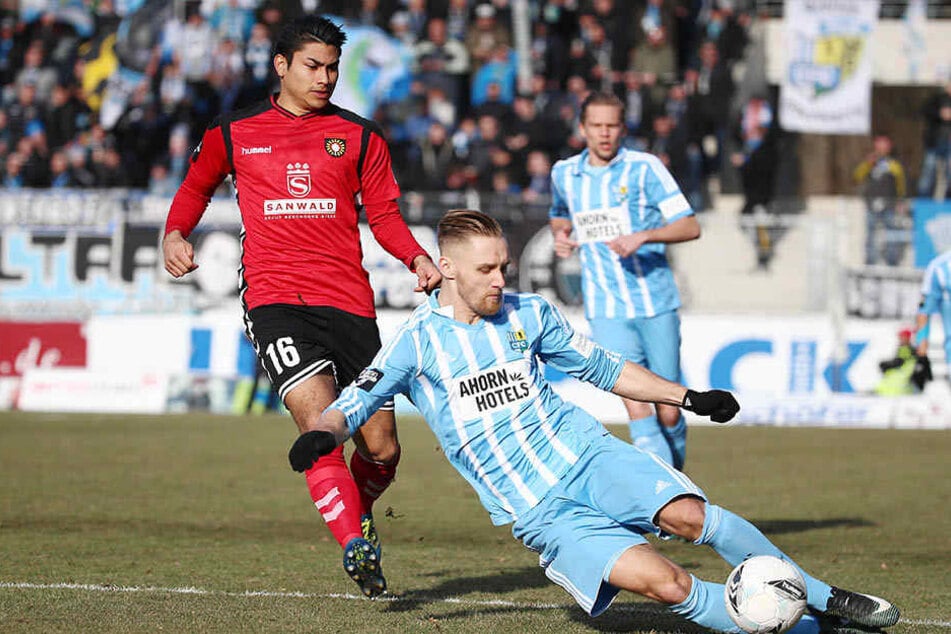 Björn Jopek (r.) behauptet den Ball vorm Ex-Chemnitzer Mario Rodriguez.