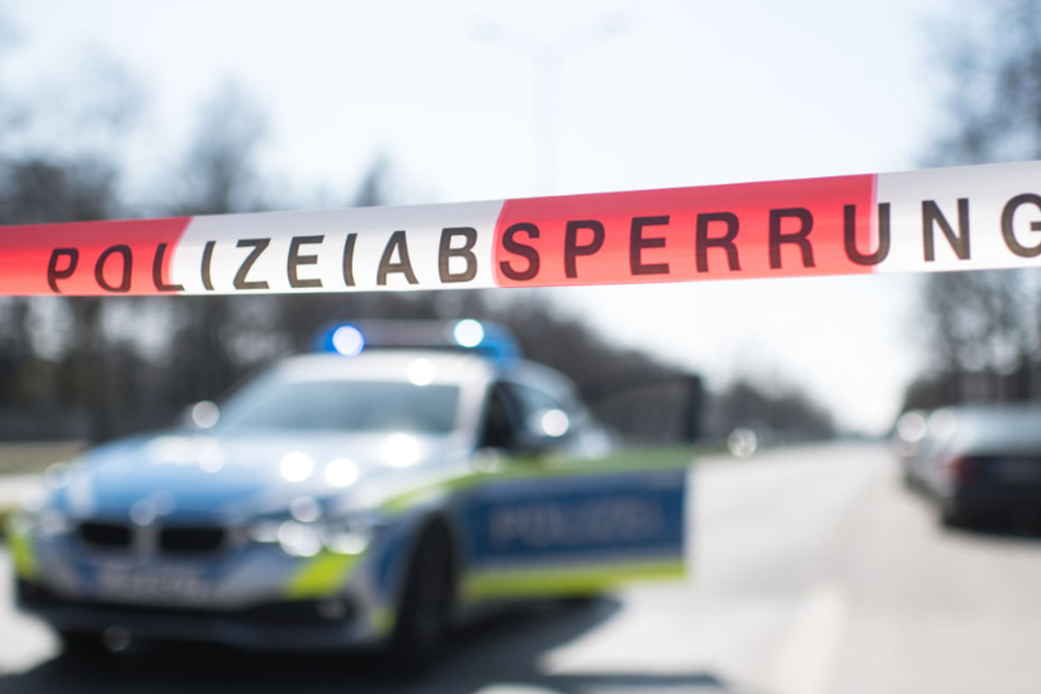 Die Polizei sperrte das Gelände für Fußgänger und Autos. (Symbolbild)