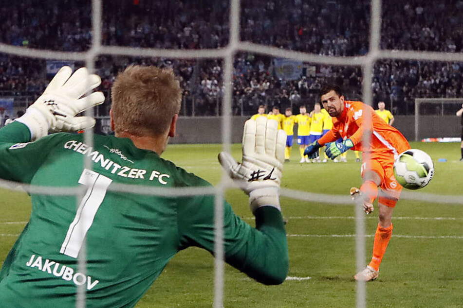 CFC-Torhüter Jakub Jakubov beim Elfmeterschießen im Halbfinale gegen Lok Leipzig.