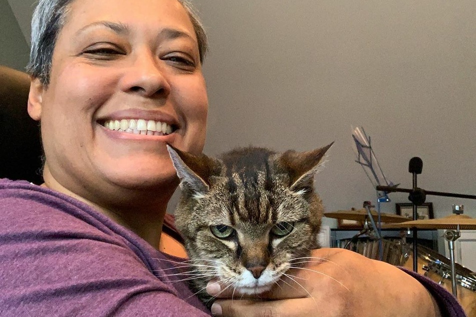 Kater Clancy lauscht gern dem Gesang seiner Besitzerin Mahdee Rojo, obwohl er taub ist.