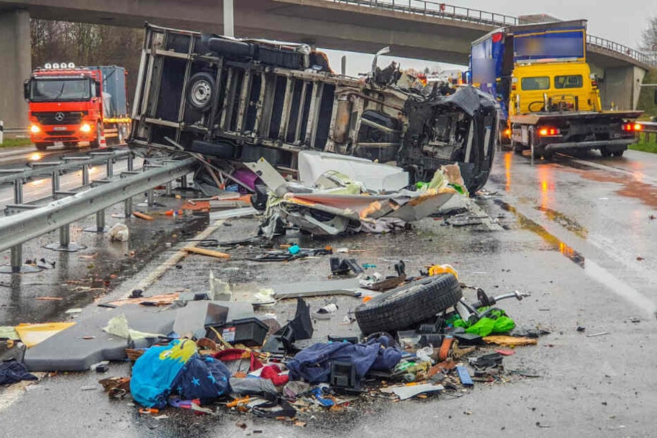 Auf der Autobahn liegen Trümmer verteilt.