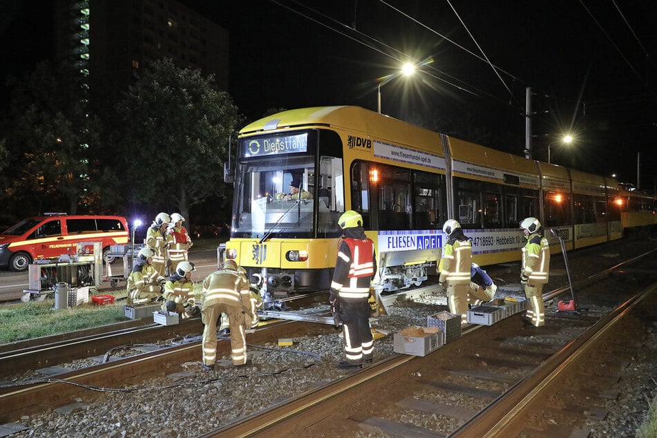 Kurz nach Mitternacht endete eine Dienstfahrt im Gleisbett an der Julius-Vahlteich-Straße.