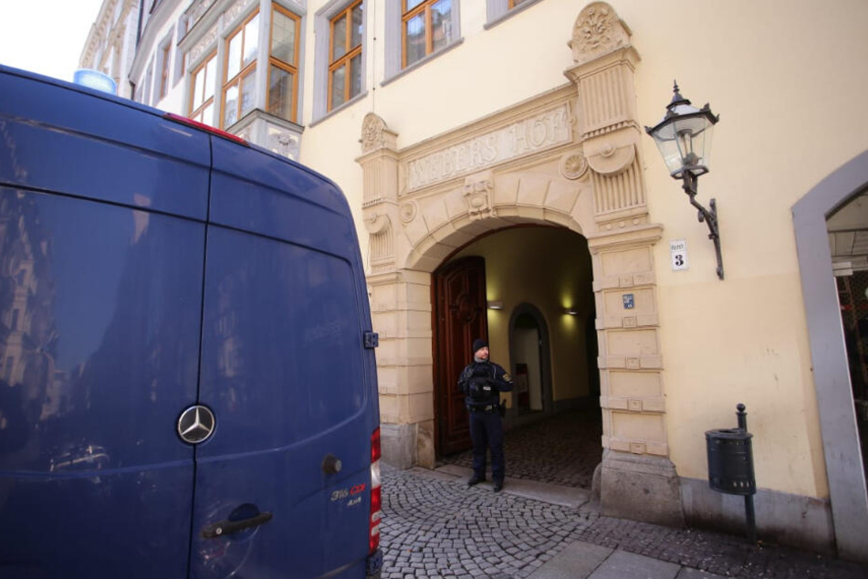 Am frühen Donnerstagmorgen war im "Webers Hof" ein Feuer ausgebrochen. Ein Polizist bewacht den Eingang und harrt seit Stunden in der Kälte aus.