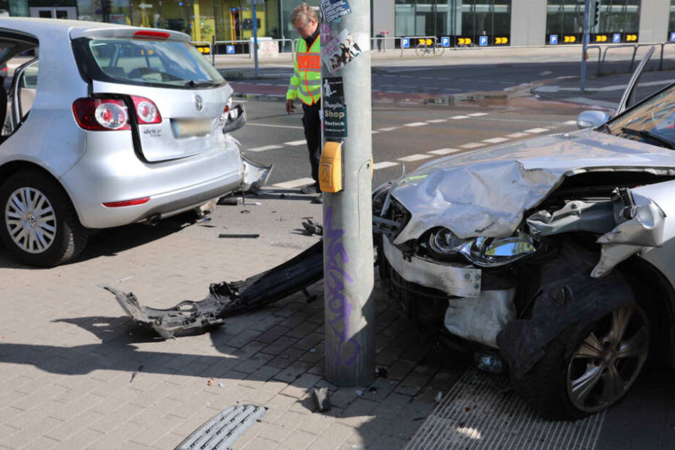 Die beschädigten Fahrzeuge kamen mitten auf einem Fußgängerüberweg zum Stehen.