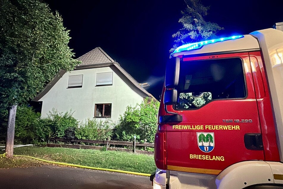 Ein Brand im Keller eines Einfamilienhauses in Brieselang (Landkreis Havelland) hat am Sonntagabend zu einem Feuerwehreinsatz geführt.