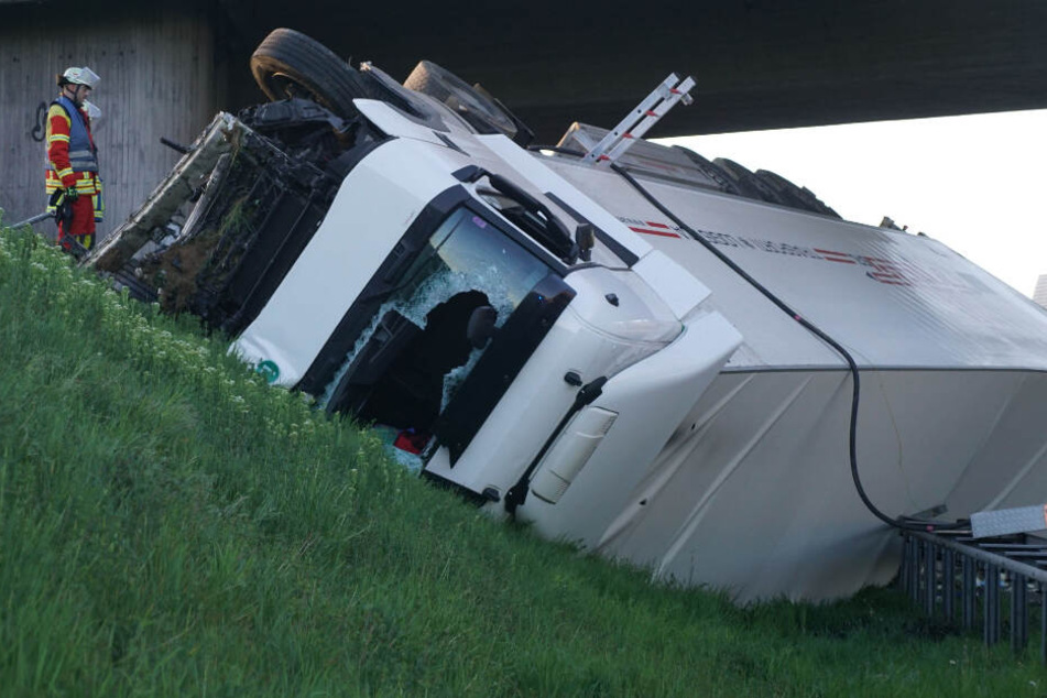 Umgekippt: Der Lkw-Fahrer geriet aus unbekannten Ursachen in die Leitplanke.