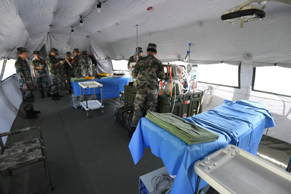 Soldaten der Chinesischen Volksbefreiungsarmee bauen eine Intensivstation in einem mobilen Rettungszentrum auf.