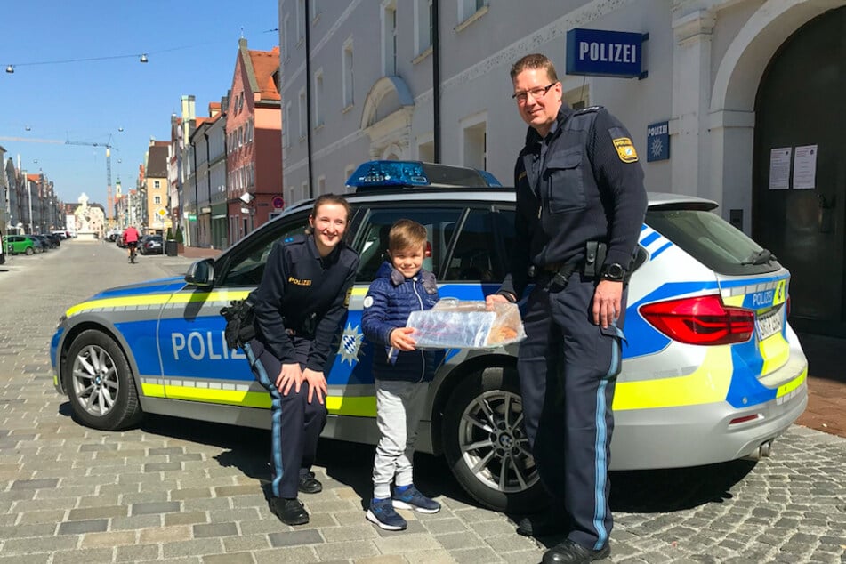 Polizeimeisterin Nadine Pfaffenhuber und Polizeihauptkommissar Michael Otto freuen sich über den Besuch eines Kindergartens.