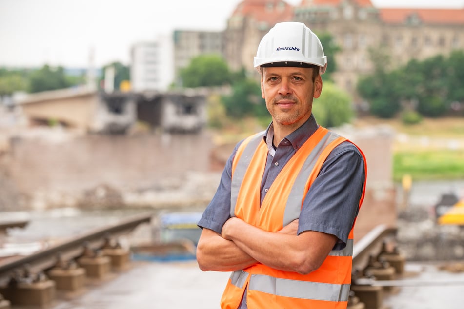 Holger Jackl (48), Prokurist bei der Firma Hentschke Bau, erklärte, was jetzt mit dem Bauschutt passiert.