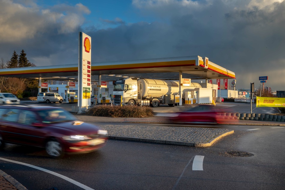 An der Shell-Tankstelle in Meerane kann bereits Wasserstoff getankt werden - es ist eine von drei H2-Tankstellen in Sachsen (Archivbild).