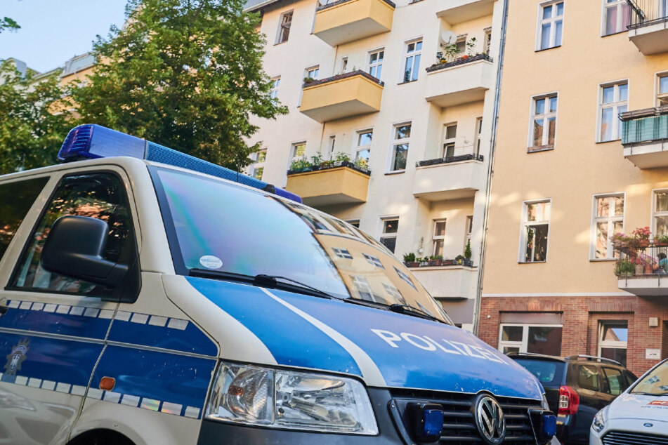 Ein Polizeiwagen steht bei einer Razzia im Wedding.
