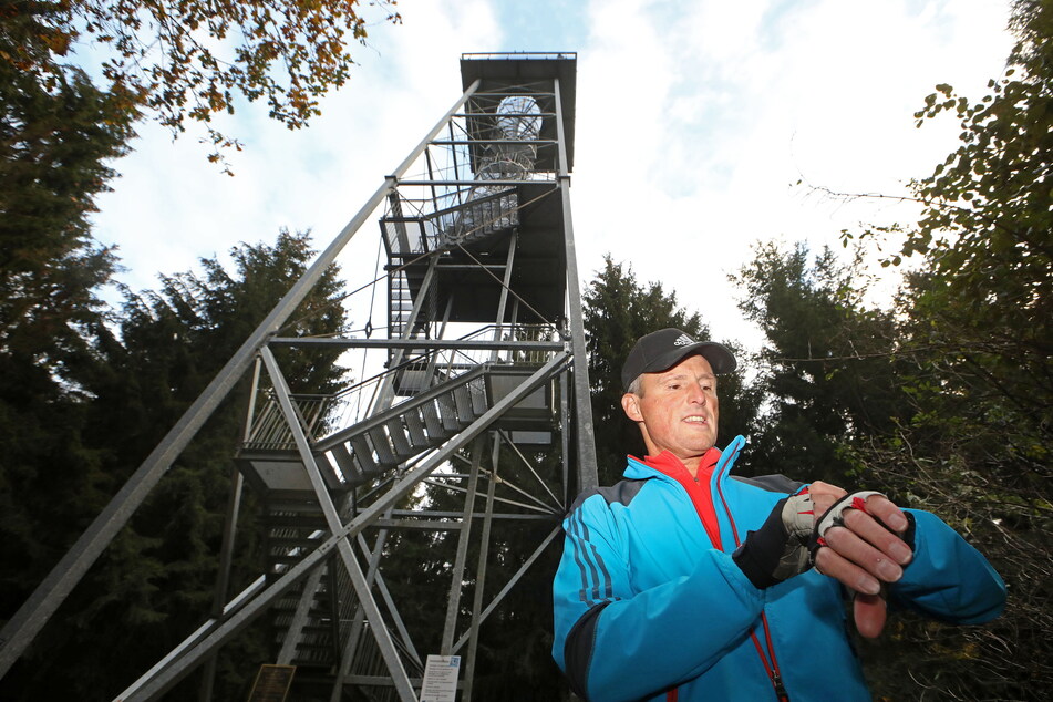 Frank Müller (58) läuft seit Jahren den Aussichtsturm am Totenstein rauf und runter.