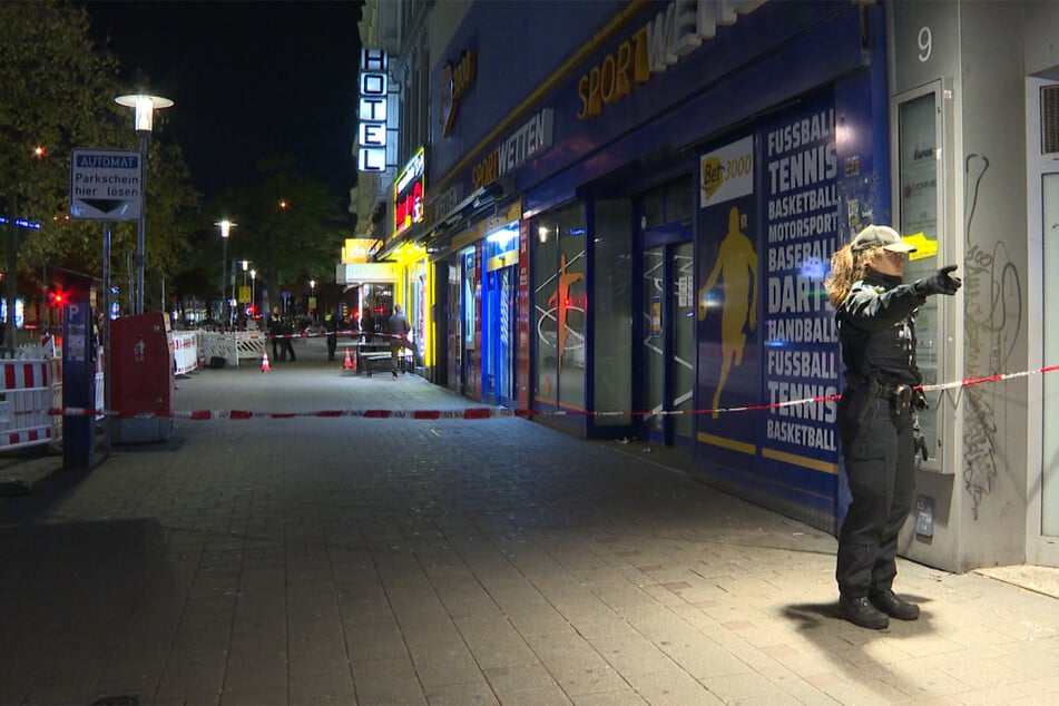 Die Polizei sichert Spuren in der Hamburger Innenstadt. Dort wurde am gestrigen Mittwoch ein Mann durch einen Schuss verletzt.