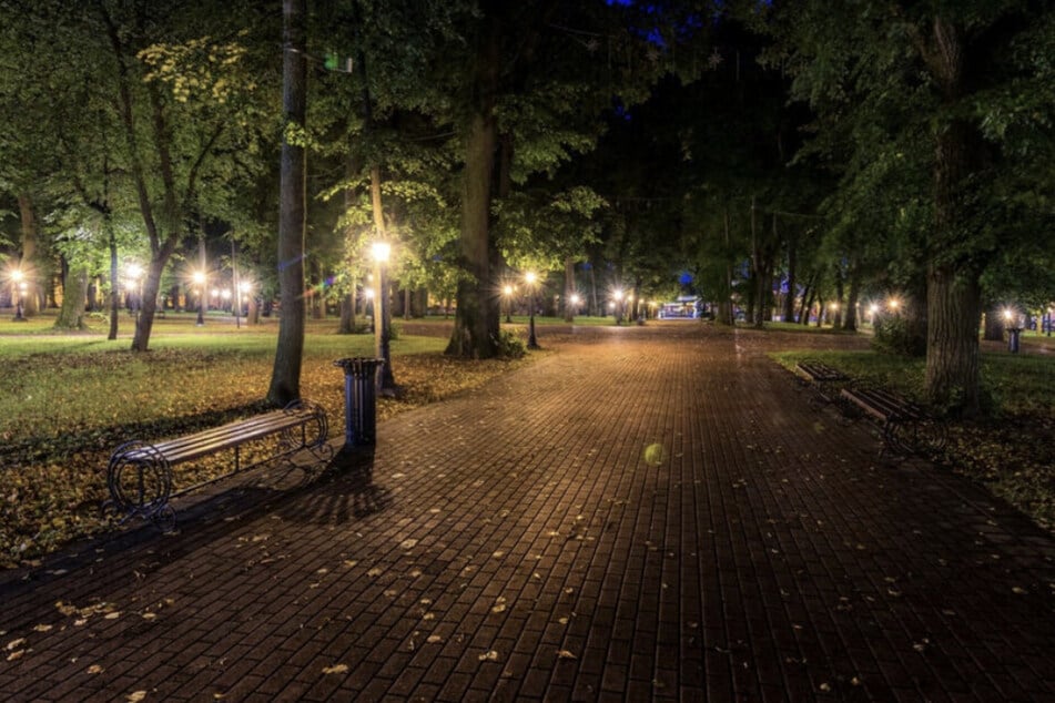 Rassismus im Park: Betrunkener zeigt Hitlergruß und beleidigt die Security