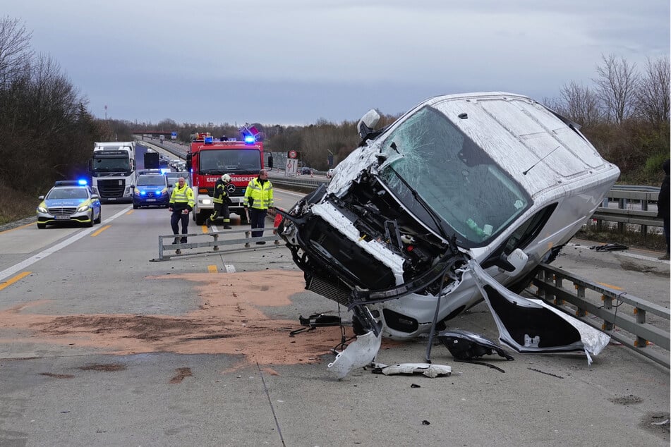 Der Fahrer des Ford Transit verlor die Kontrolle und knallte in eine mobile Leitplanke.